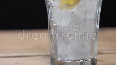 一杯加冰和<strong>柠檬</strong>片的黑色杯子，里面倒着自制的<strong>柠檬</strong>水