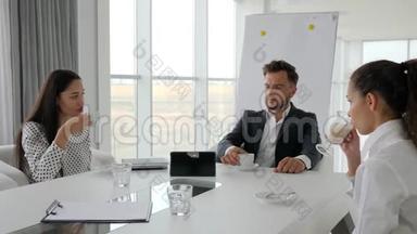 创意团队在背景白色宽敞的办公室里喝杯<strong>热饮料</strong>，在办公室里喝咖啡休息，