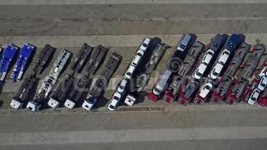 停着的汽车运输卡车和拖车的空中<strong>镜头</strong>，<strong>俯视</strong>。 4K视频