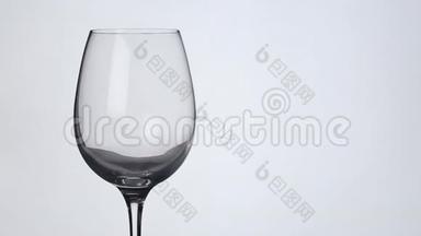 葡萄酒正从瓶子里倒入玻璃杯中。 慢动作