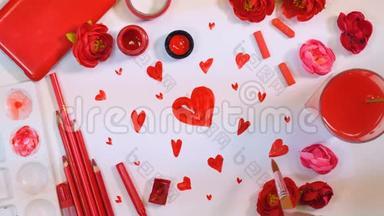 红色调色板。 许多人的心被画在纸上。 从上面的艺术家办公桌。 情人节或母亲节的概念。