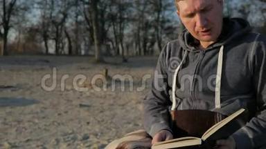 残疾人读圣典，坐轮椅的残疾人用圣书，祈祷残疾人、病人