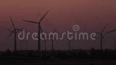 风力涡轮机在日落时旋转