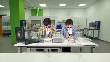 热心学校男生在学校实验室做科学实验..
