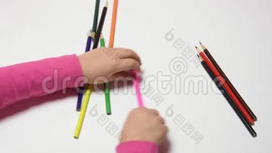 孩子们`的手把铅笔转在手里，收集了一整套铅笔
