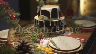 圣诞餐桌上装饰着美味的姜饼，家庭浪漫、温馨的新年气氛