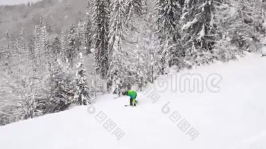 极限滑雪者骑着新鲜的粉末雪下陡峭的山坡