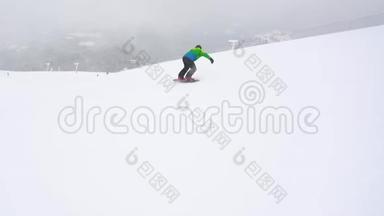 <strong>极限滑雪</strong>者骑着新鲜的粉末雪下陡峭的山坡