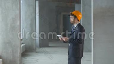 雷斯托尔，建筑工程师，商人在一座新建筑内使用平板电脑检查施工现场。