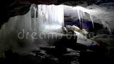 洞窟内的冰石