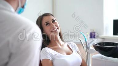 可爱的女孩在牙<strong>科室</strong>和你的牙医说话