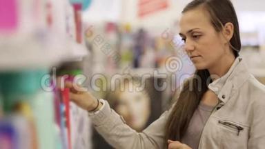 穿夹克的年轻女人的肖像，超市里洗发水的<strong>描述</strong>。