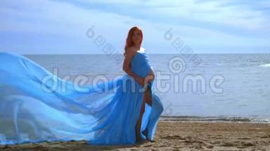 怀孕模特穿着蓝色连衣裙迎风飞翔。 浪漫<strong>摄影展</strong>
