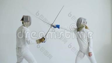 两名击剑运动员在白色背景下进行击剑训练和防守练习