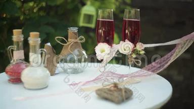 两杯香槟和婚礼上的装饰