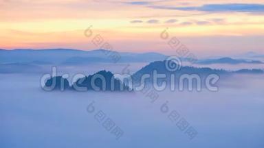 120fps延时。 春天雾蒙蒙的早晨，森林景观。 四处看看。 雄伟的山峰划破了灯光的薄雾。 深谷