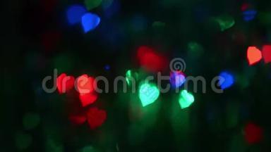 深色背景上的多彩圆形闪烁灯，离焦的彩灯闪耀着蓝色、红色、绿色的光芒
