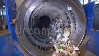 垃圾分类机中的垃圾，在回收工厂中的桶。 不是人。