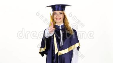 毕业生竖起大拇指眨眼。 白色