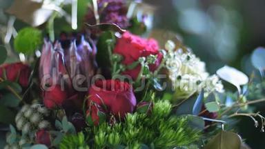 特写，花束在光线下，旋转，由Protea，Brunia绿色，Barbatus，玫瑰π形组成