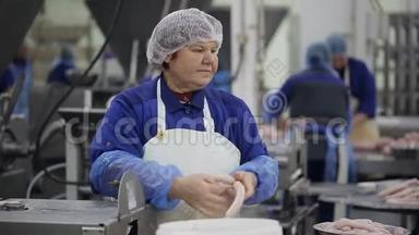 <strong>食品</strong>厂。 工人在自动化<strong>食品</strong>生产设备上生产香肠。