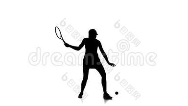 网球运动员用球拍击球.. 慢动作。 白色背景。 剪影