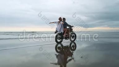 年轻漂亮的夫妇<strong>潮</strong>人骑<strong>复古</strong>摩托车在海滩上，户外肖像，骑<strong>男女</strong>，旅行