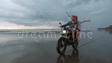 年轻漂亮的夫妇<strong>潮</strong>人骑<strong>复古</strong>摩托车在海滩上，户外肖像，骑<strong>男女</strong>，旅行