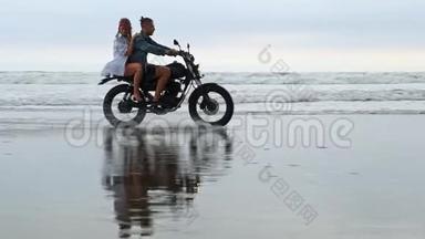 年轻漂亮的夫妇潮人骑复古摩托车在海滩上，户外肖像，骑男女，旅行