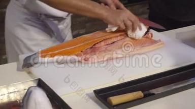 厨师手切切切切片鱼片整条鱼，为日本餐厅<strong>做准备</strong>..