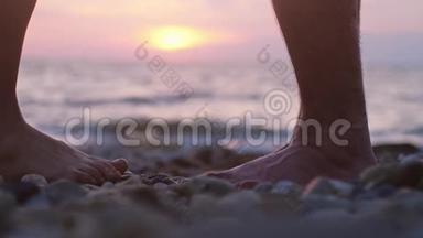 在美丽的日落时，在<strong>海边</strong>的<strong>海边</strong>约会时，一对情侣的腿。 慢动作。 一个男人长大