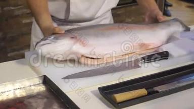 厨师手切切切切片鱼片整条鱼，为日本餐厅做准备..