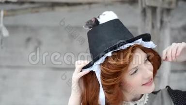 美丽的红发女孩与手工老鼠摆姿势