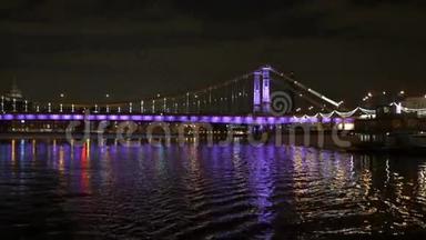 船帆横渡莫斯科河，美丽倒影桥.. 晚上的时候。