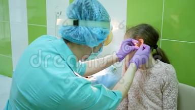 医学中心耳鼻喉科医生，耳鼻喉科儿科医生检查儿童，儿童手术，医生治疗