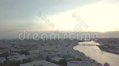 在阳光明媚的<strong>夜晚</strong>，在圣彼得堡中心的空中俯瞰-有交通、庭院、建筑物的<strong>街道</strong>...俄罗斯