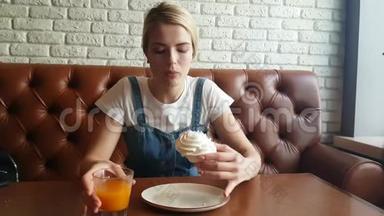年轻的女人吃着月饼