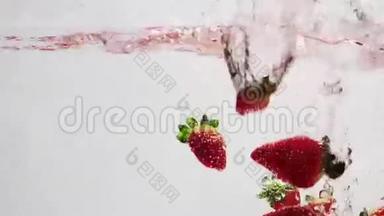 草莓掉进水里