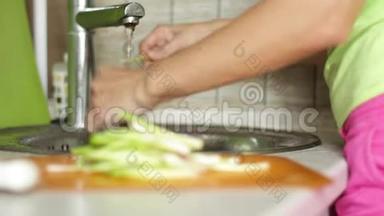 女洗手池野蒜.. 清洗过程中的樱桃。