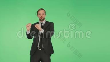 肢体语言。 一个穿着绿色背景西装的男人，赫罗姆基，跳舞