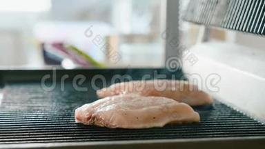 一份鲜鱼牛排是在热烤架上煎的，有香气和烟雾