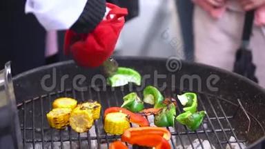 在户外烧烤上烤蔬菜。 蔬菜用<strong>木炭</strong>烤。 蔬菜在烤架上烤着