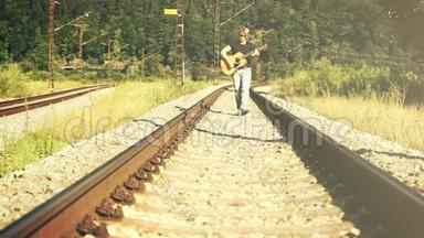 塞皮亚把一个年轻人在铁路上弹吉他的镜头拍得恰到好处