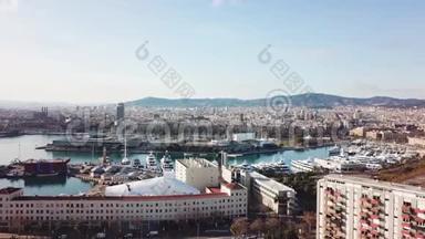 带海湾和游艇的城市俯视图.. 库存。 美丽的城市港口鸟瞰.. 白色游艇和