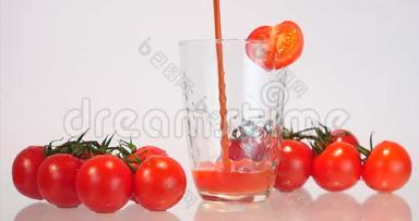 把番茄汁倒入玻璃杯中