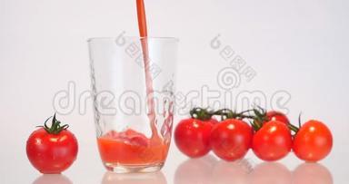 把番茄汁倒入<strong>玻璃杯中</strong>