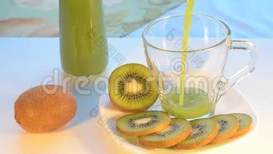 猕猴桃汁倒入一个杯子里，一块块水果放在盘子里。 有选择的焦点。
