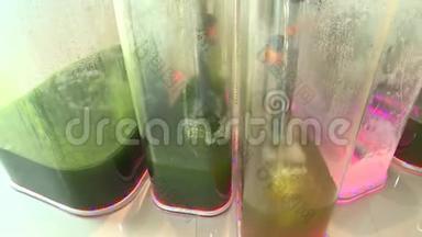生物燃料产生过程.. 透明储层中的五颜六色的液体。