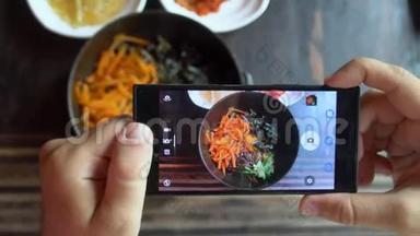 用手机拍摄韩国传统菜肴Bibimbap和小<strong>配菜</strong>clled banchan的食物照片