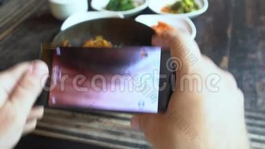 用手机拍摄<strong>韩国传统</strong>菜肴Bibimbap和小配菜clled banchan的食物照片